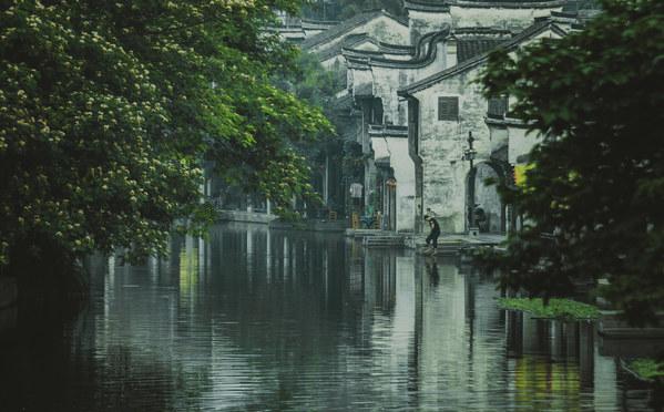 后宫揭秘：古时候皇帝洗澡是宫女伺候，还是太监伺候？